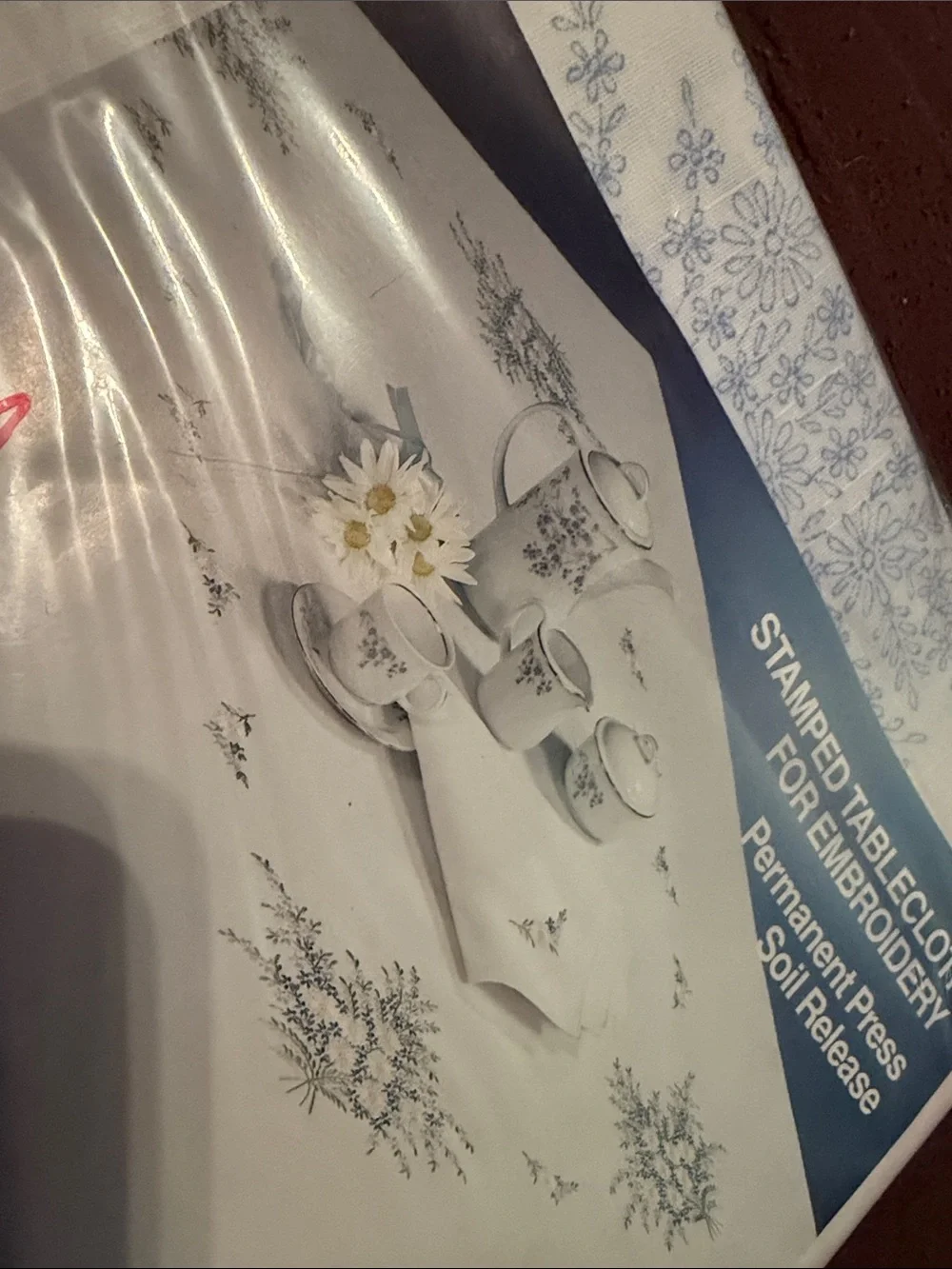 Tobin White Tablecloth w Blue Forget-Me-Not Floral Print 2700/32 Oval 58 x 90